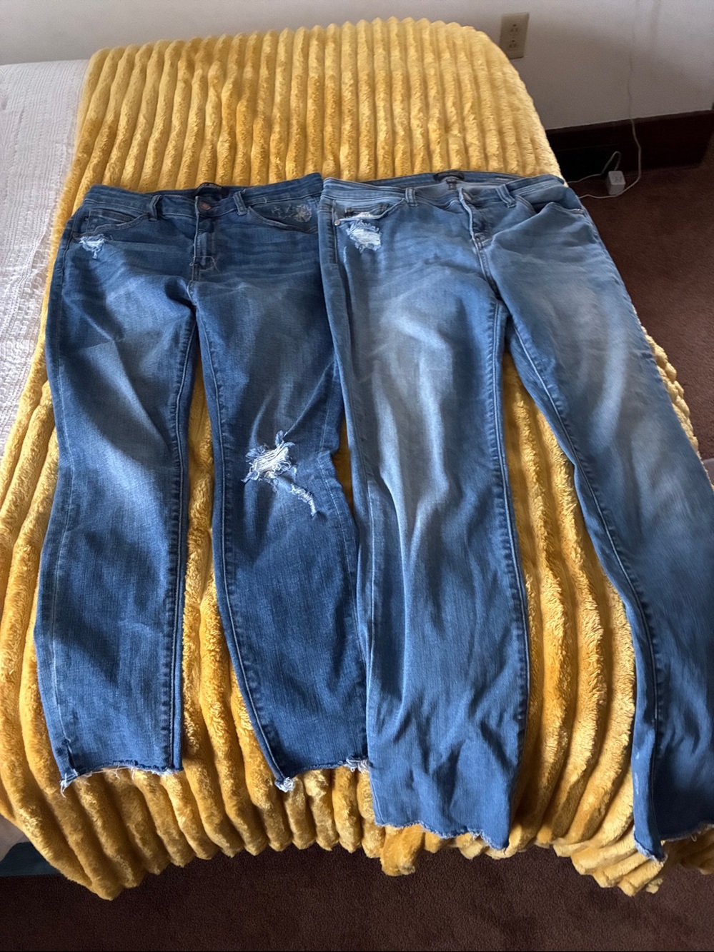2 Pair of Judy Blue Jeans, 13/31